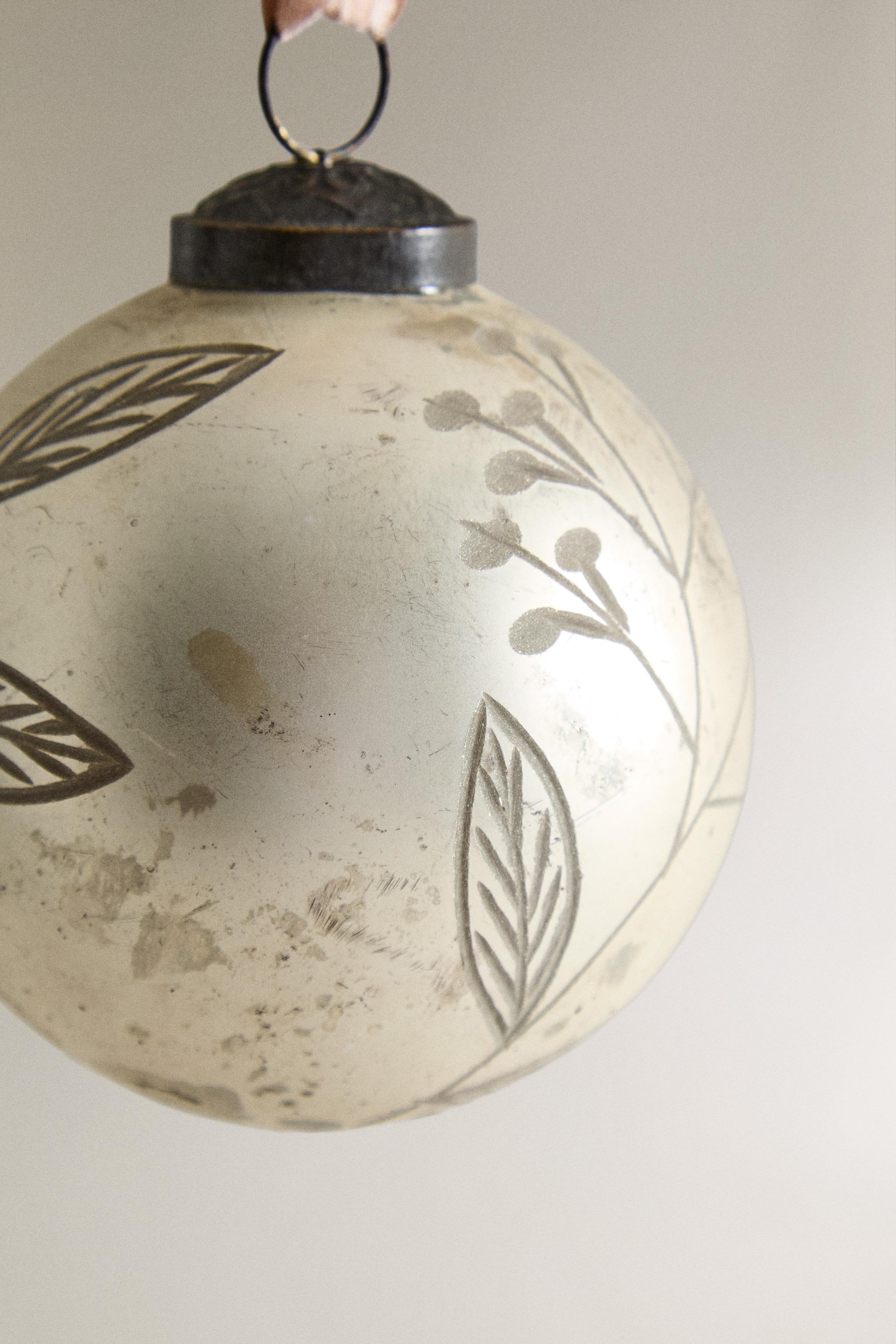 MATTE CHRISTMAS TREE BALL ORNAMENT WITH LEAF DETAILS